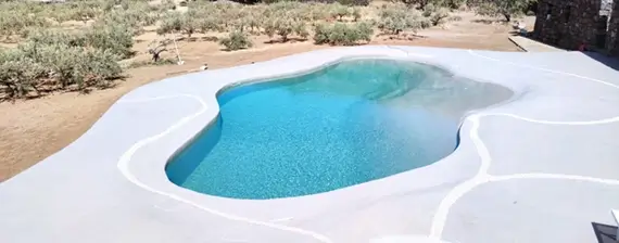 Piscina com deck cinza