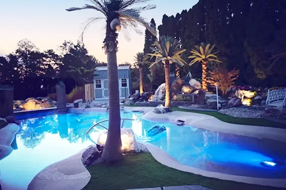 piscina naturi iluminada com corrimão