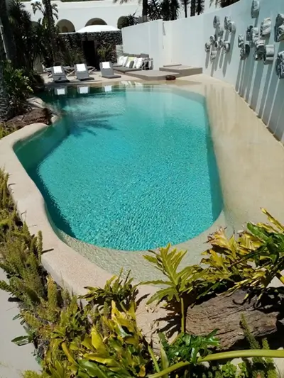 Vertical wall pool Vertical wall pool