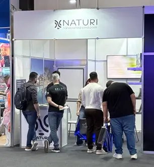 Gente visitando el stand de Naturi en Expolazer 2026 Brasil